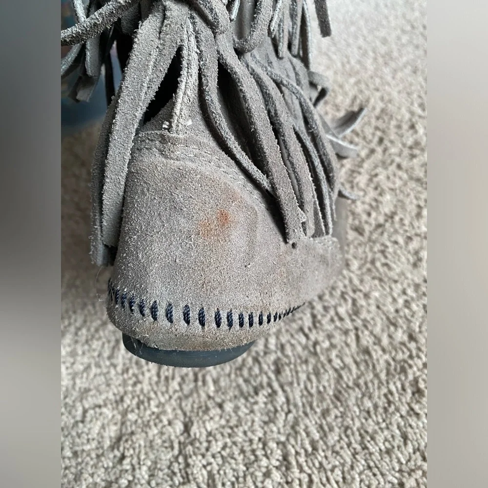 Grey Minnetonka 3 layer fringe boots - Picture 5 of 11